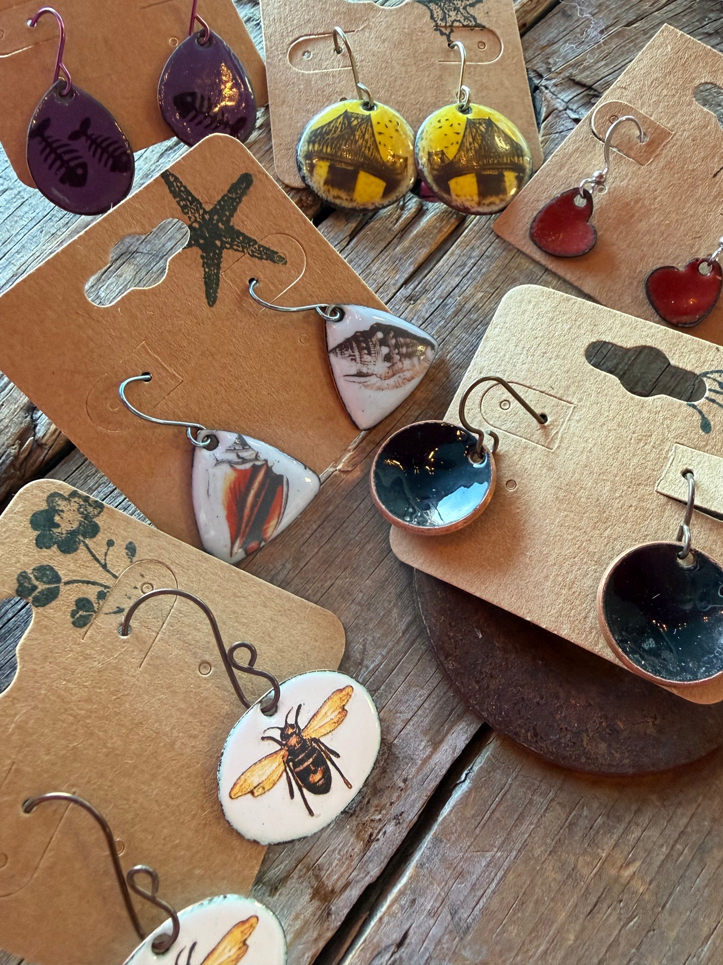 Boucles d’oreilles en émail sur cuivre par Nathalie Ampleman