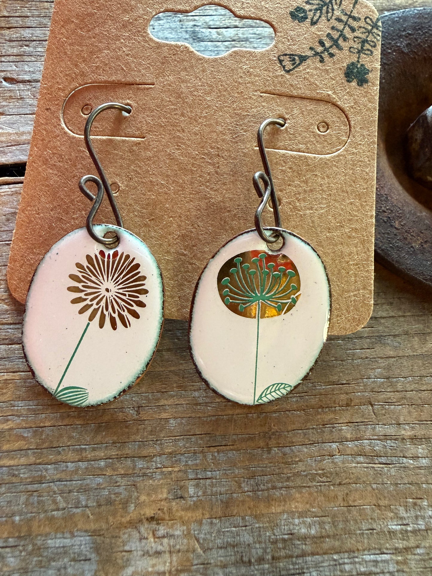 Boucles d’oreilles en émail sur cuivre par Nathalie Ampleman