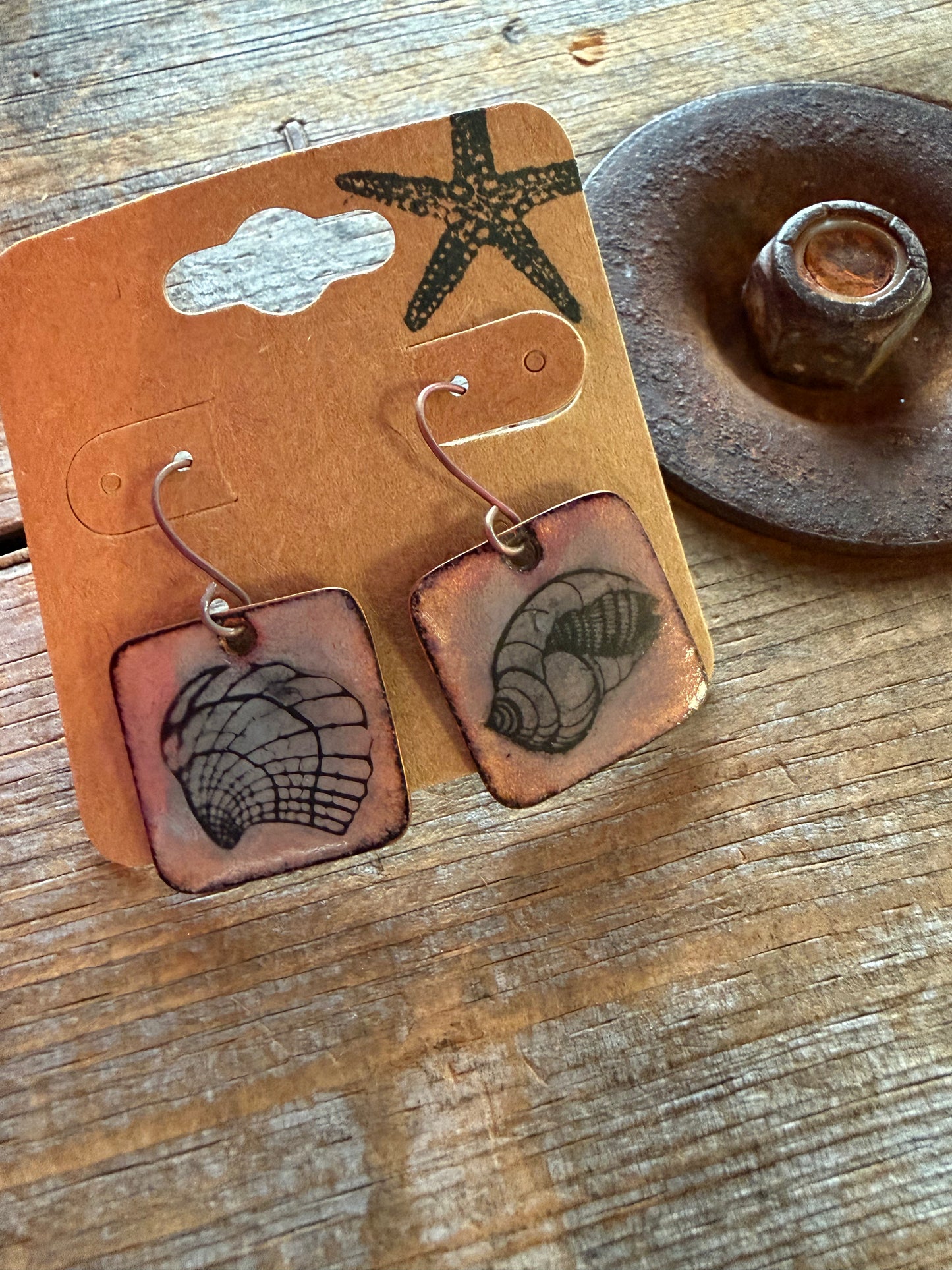 Boucles d’oreilles en émail sur cuivre par Nathalie Ampleman