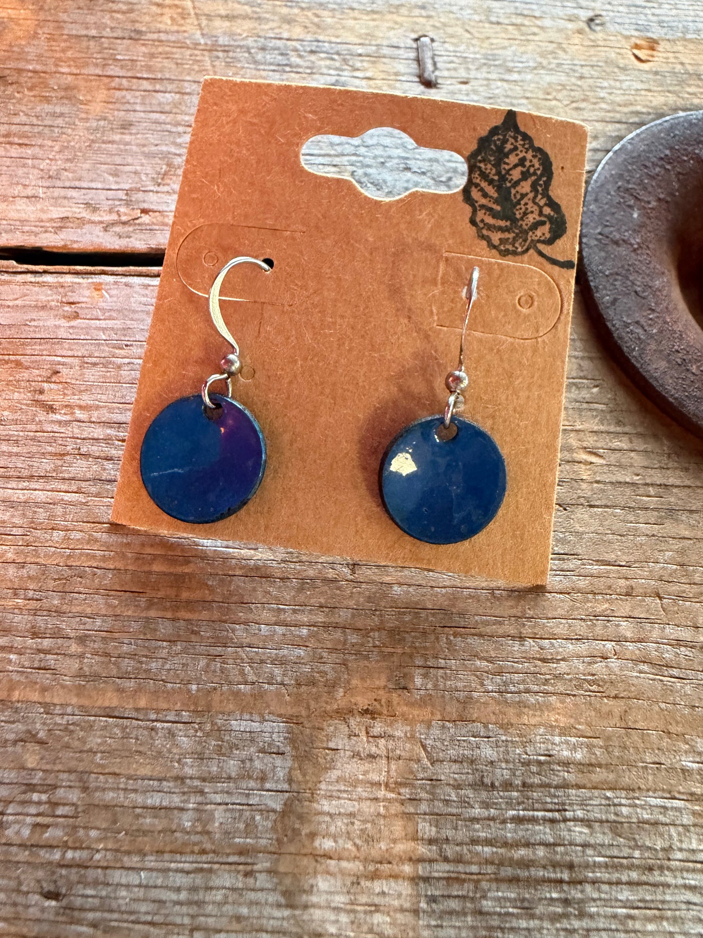 Boucles d’oreilles en émail sur cuivre par Nathalie Ampleman
