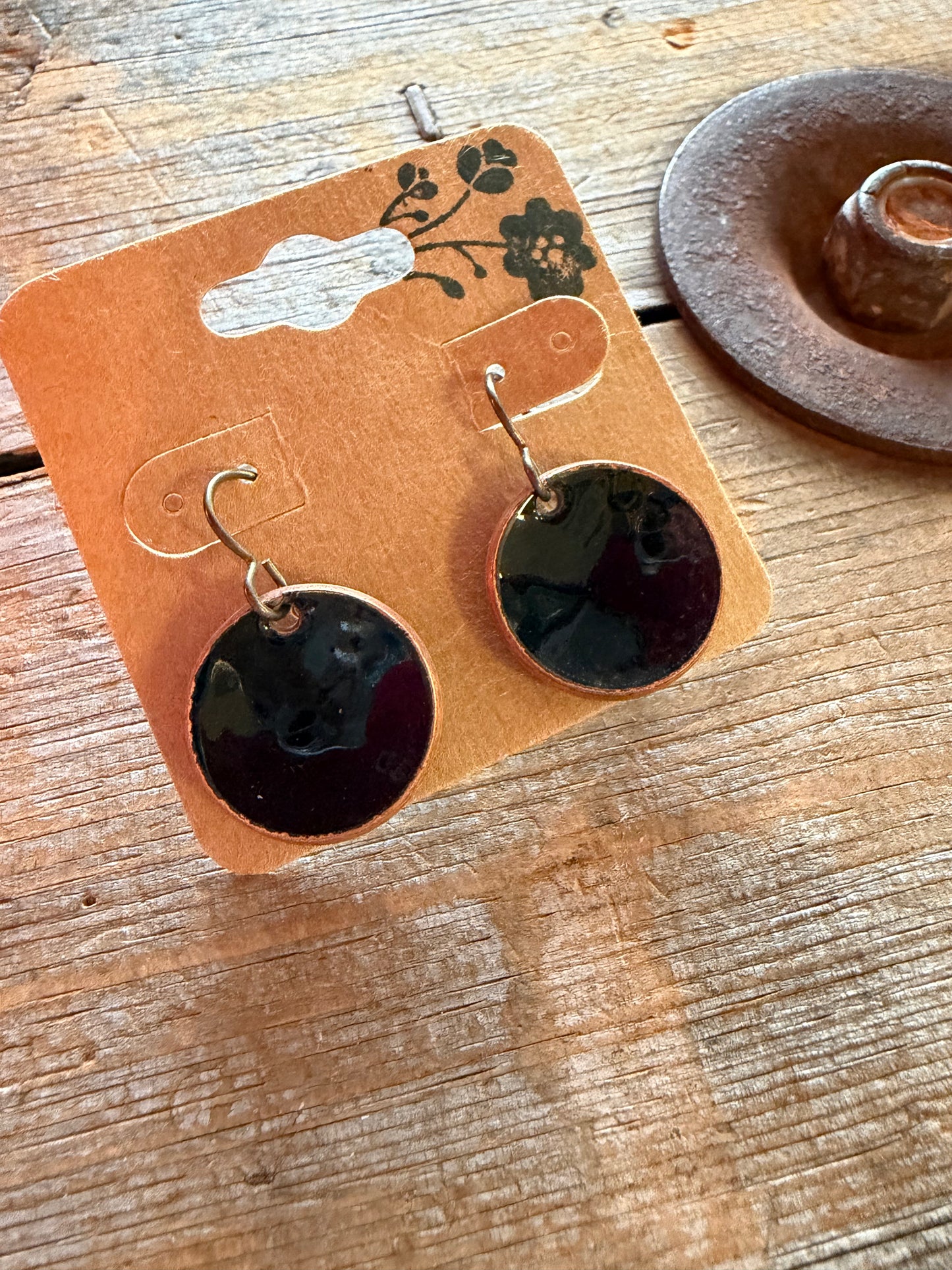Boucles d’oreilles en émail sur cuivre par Nathalie Ampleman