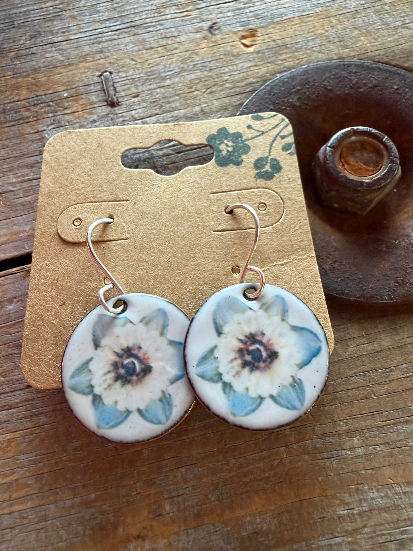 Boucles d’oreilles en émail sur cuivre par Nathalie Ampleman