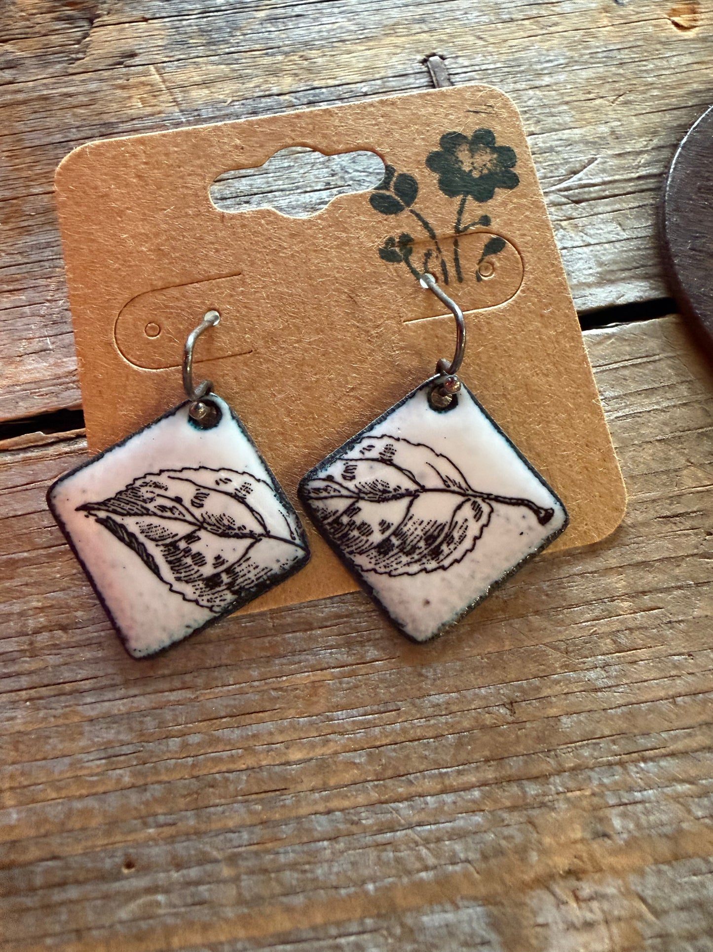 Boucles d’oreilles en émail sur cuivre par Nathalie Ampleman