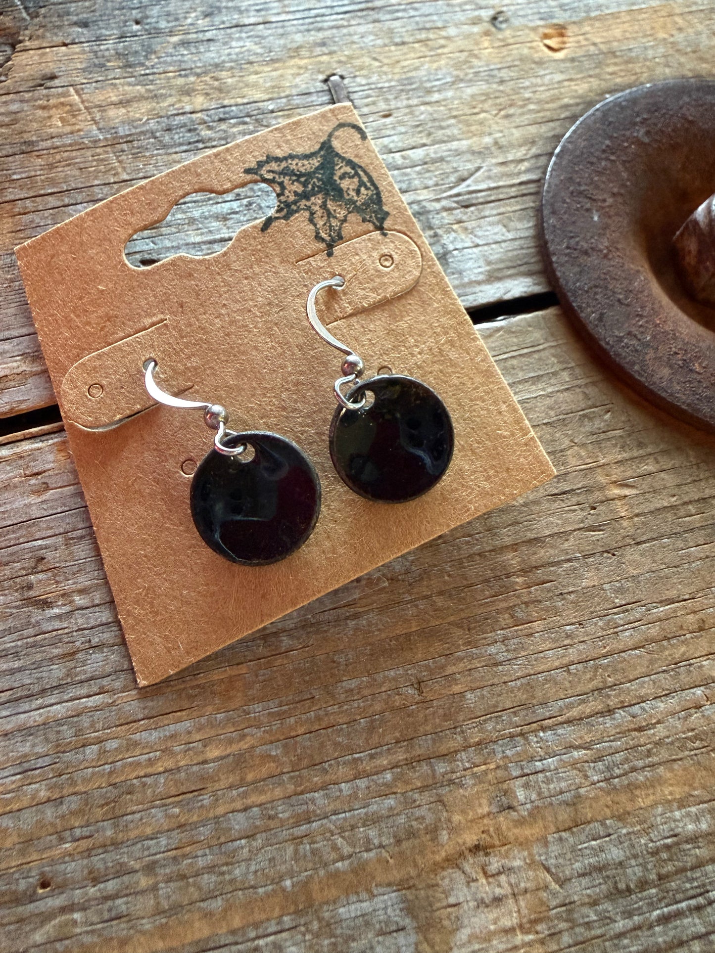 Boucles d’oreilles en émail sur cuivre par Nathalie Ampleman
