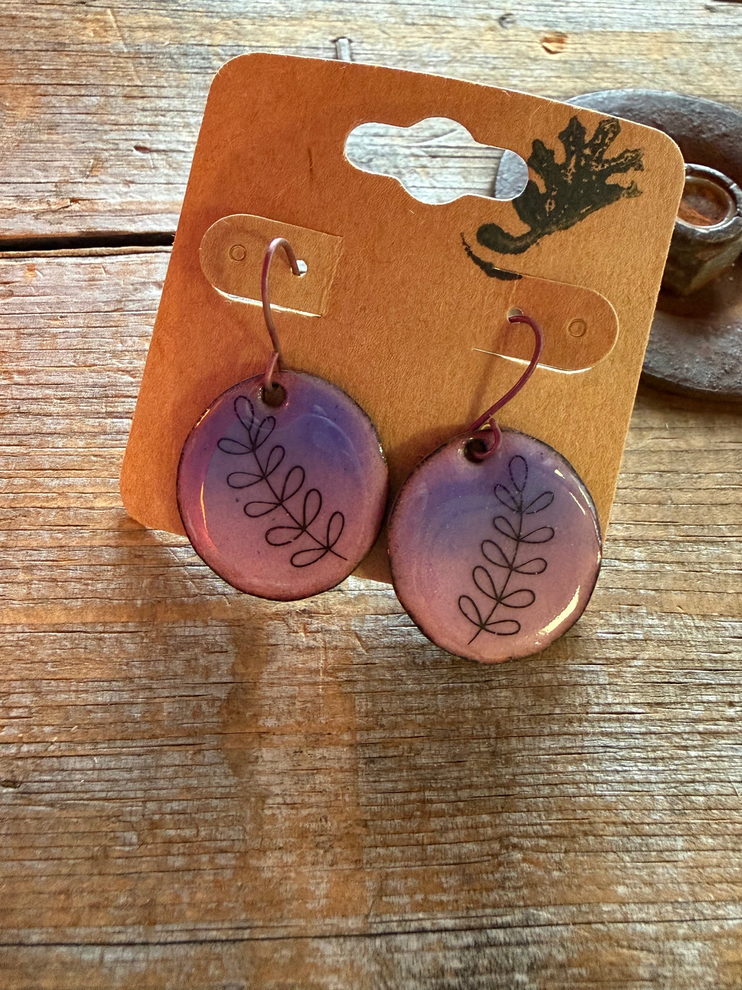 Boucles d’oreilles en émail sur cuivre par Nathalie Ampleman