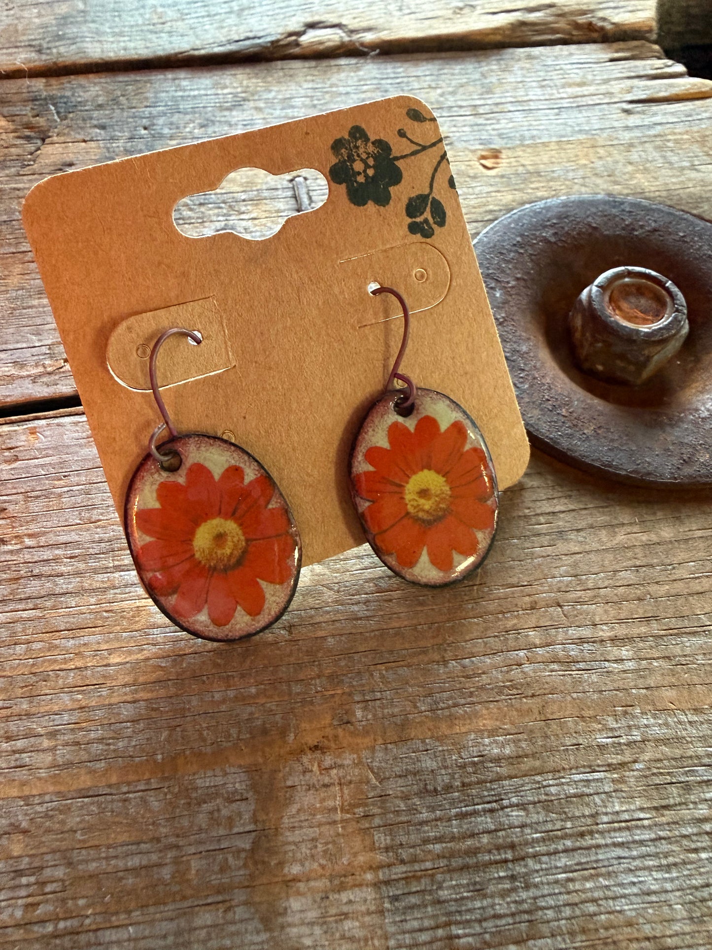 Boucles d’oreilles en émail sur cuivre par Nathalie Ampleman