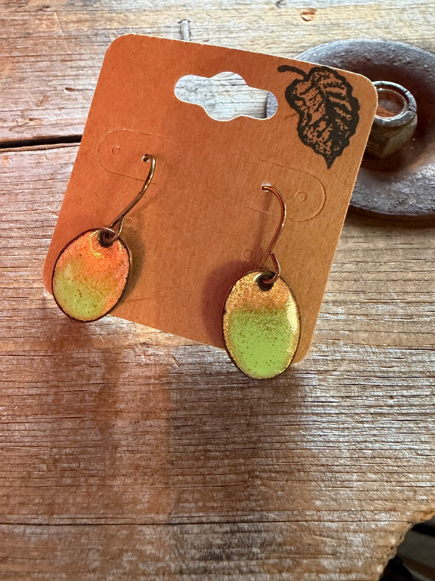 Boucles d’oreilles en émail sur cuivre par Nathalie Ampleman