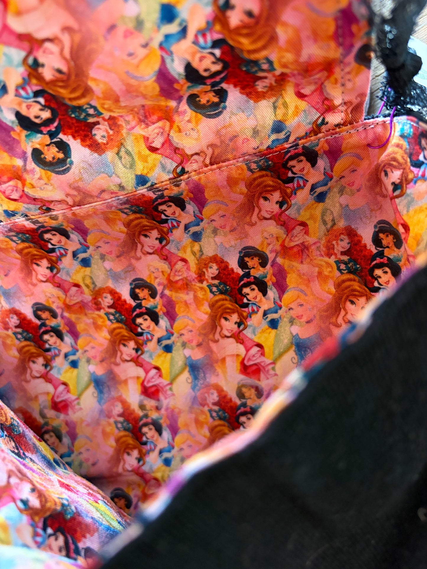 Sac à projet par Simone Gagné - #2 Chut je tricote Noir intérieur princesses couleur