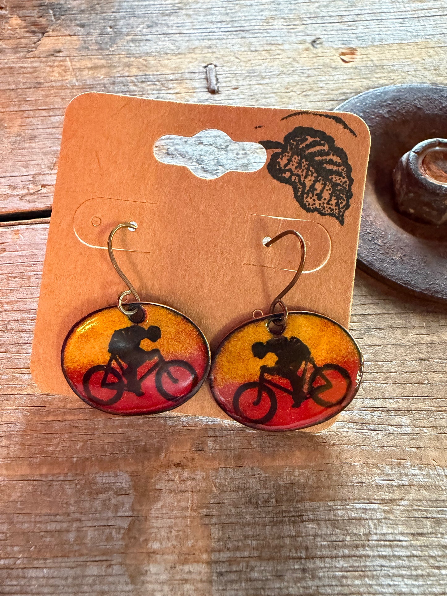 Boucles d’oreilles en émail sur cuivre par Nathalie Ampleman