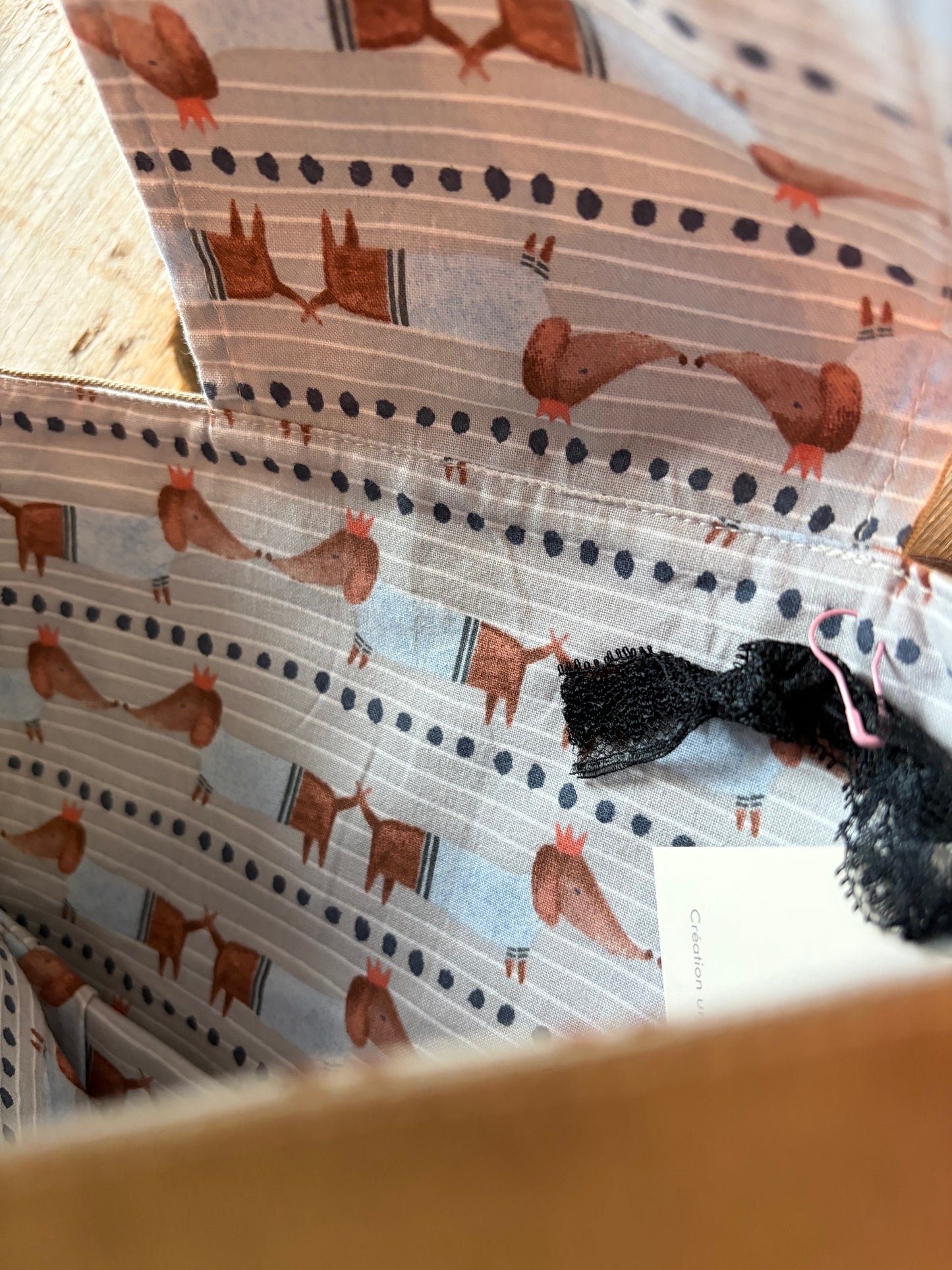 Sac à projet par Simone Gagné - #3 - chut je tricote beige interieur chiens