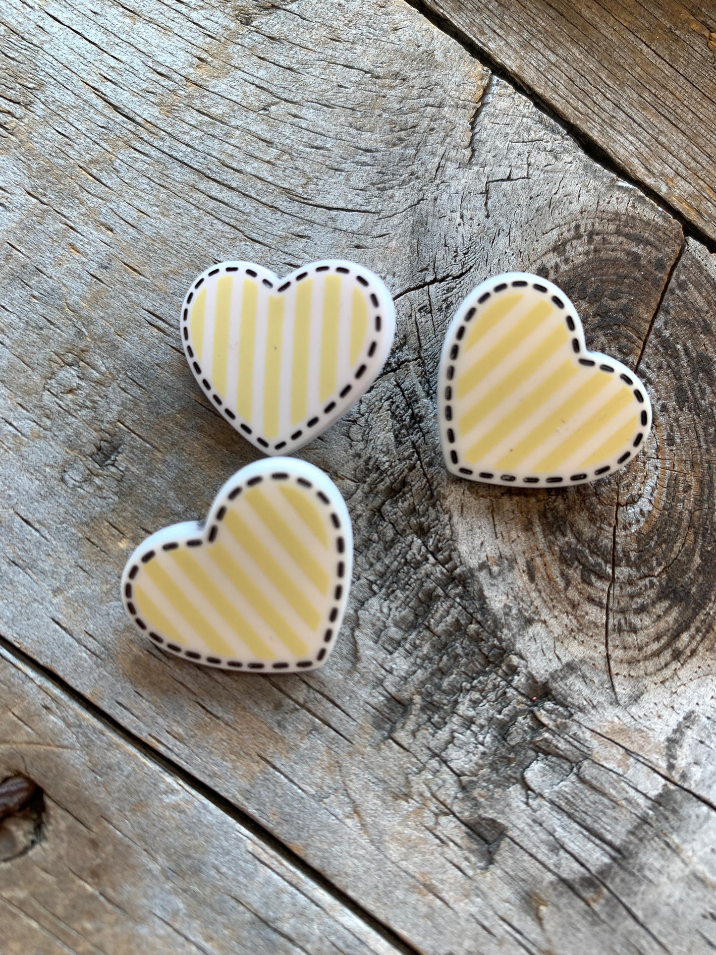 Boutons coeurs jaunes 2cm / Yellow heart button 0,8''