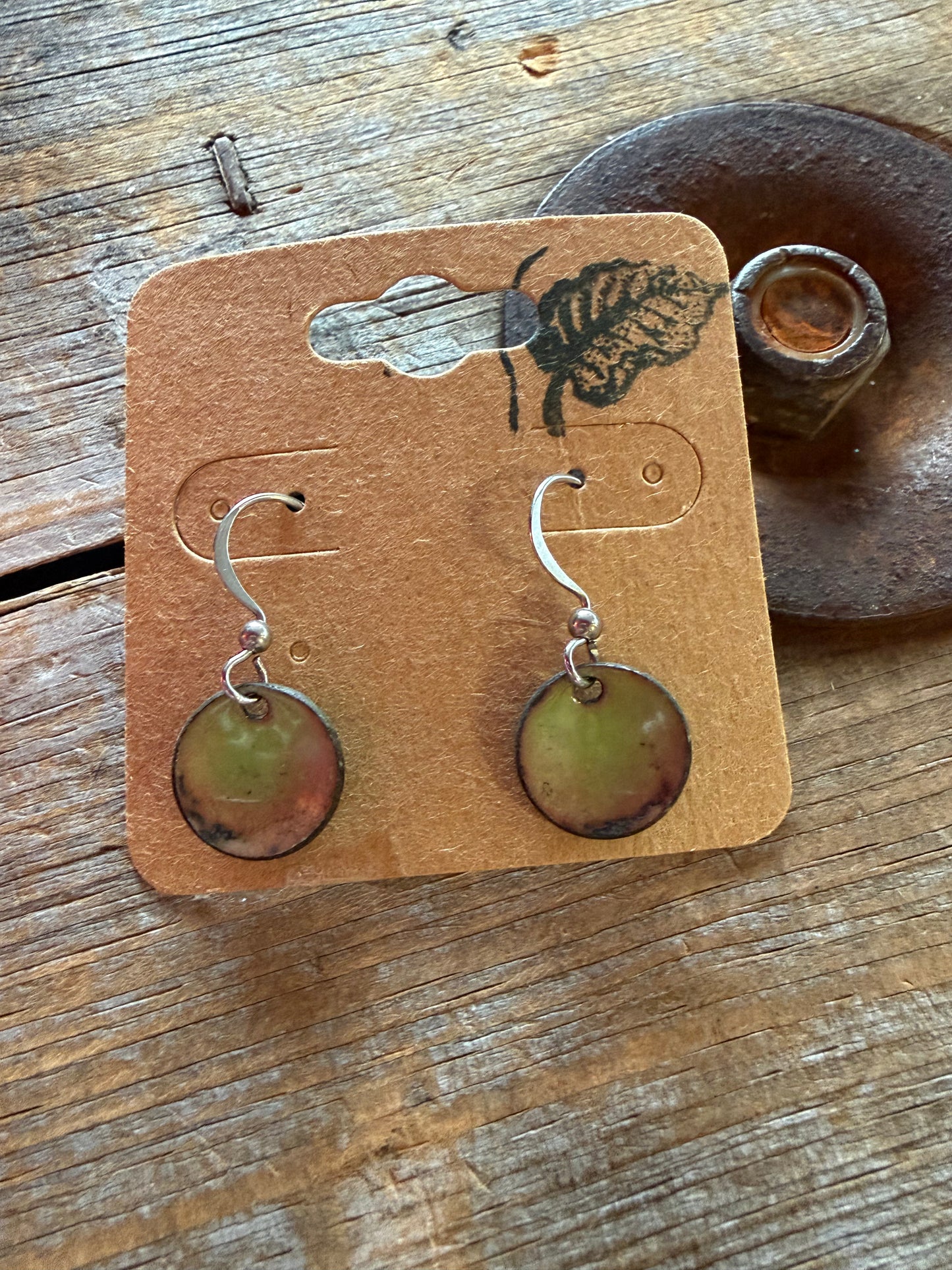 Boucles d’oreilles en émail sur cuivre par Nathalie Ampleman