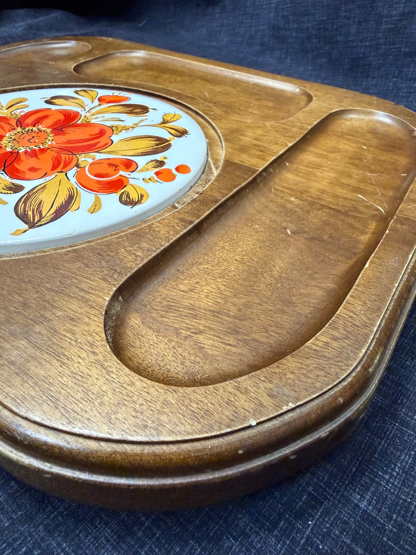 Planche à fromage / charcuteries vintage années 1970 – Bois et tuile céramique florale – Plateau apéritif rétro