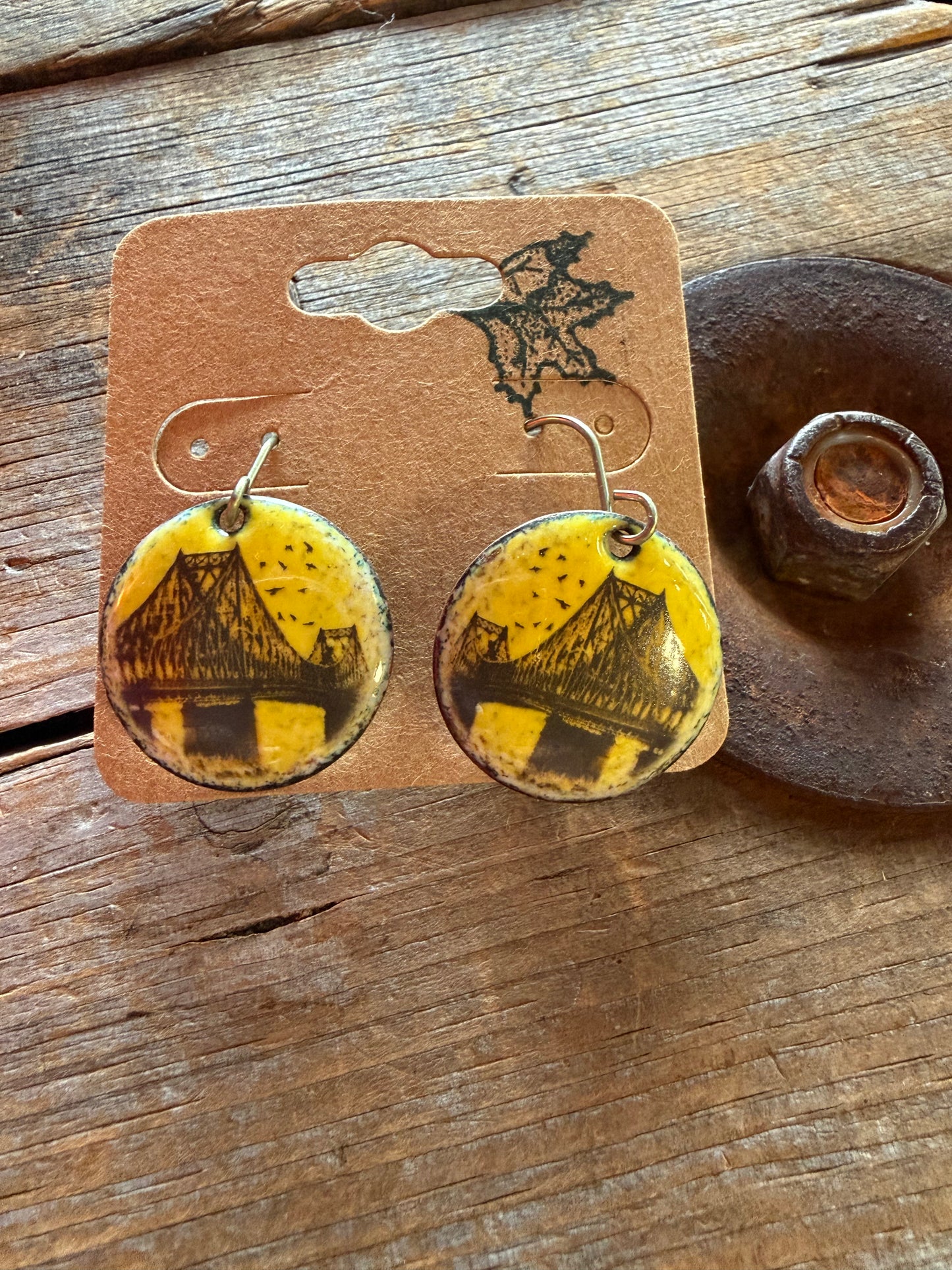 Boucles d’oreilles en émail sur cuivre par Nathalie Ampleman