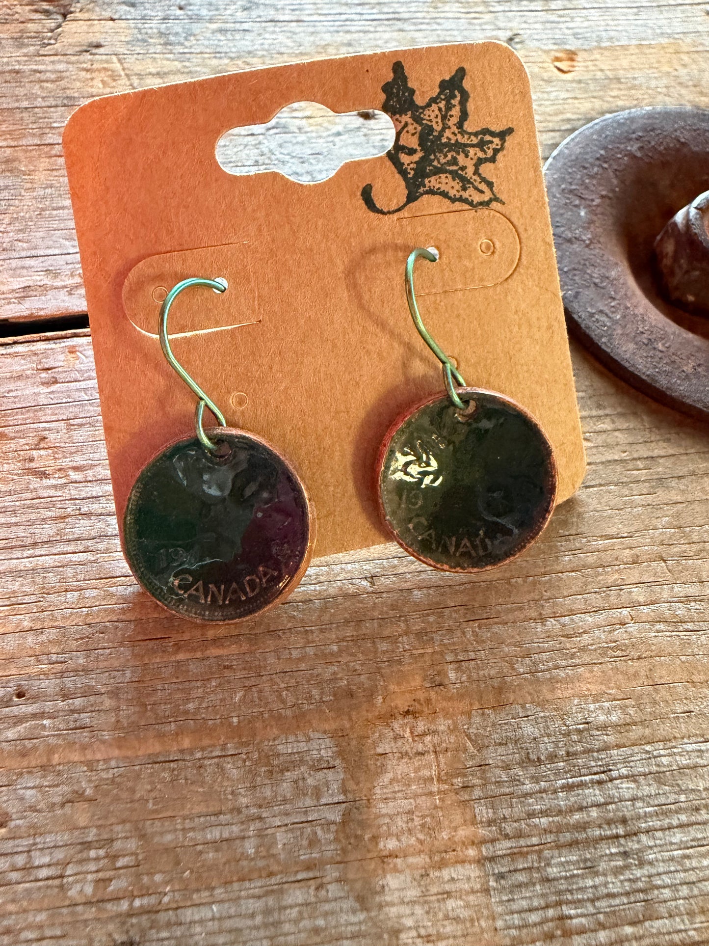 Boucles d’oreilles en émail sur cuivre par Nathalie Ampleman