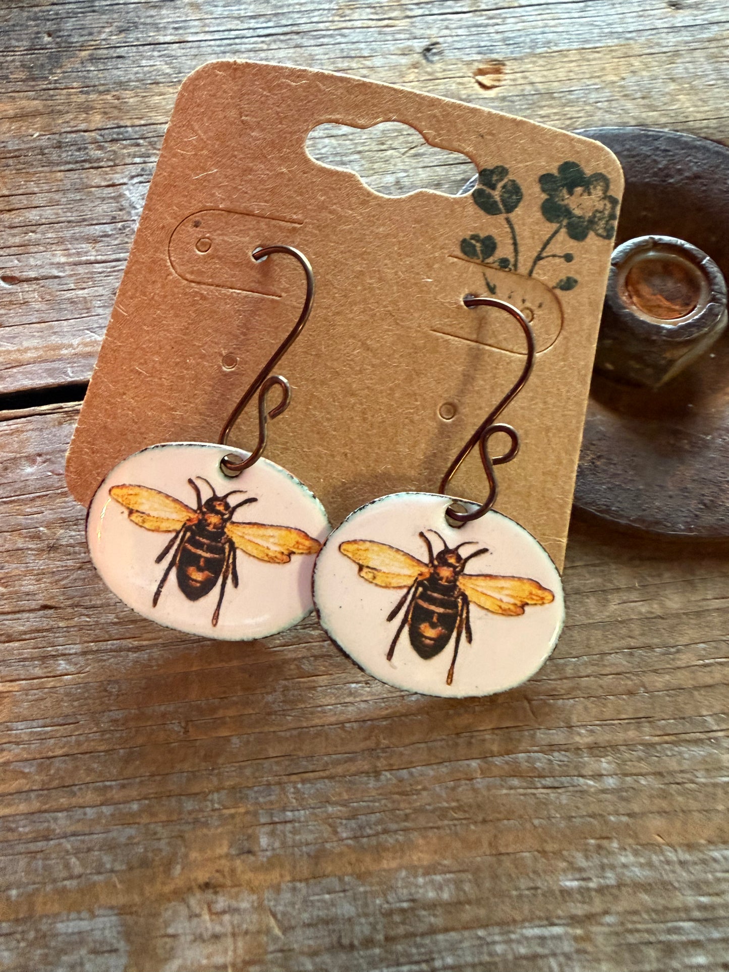 Boucles d’oreilles en émail sur cuivre par Nathalie Ampleman