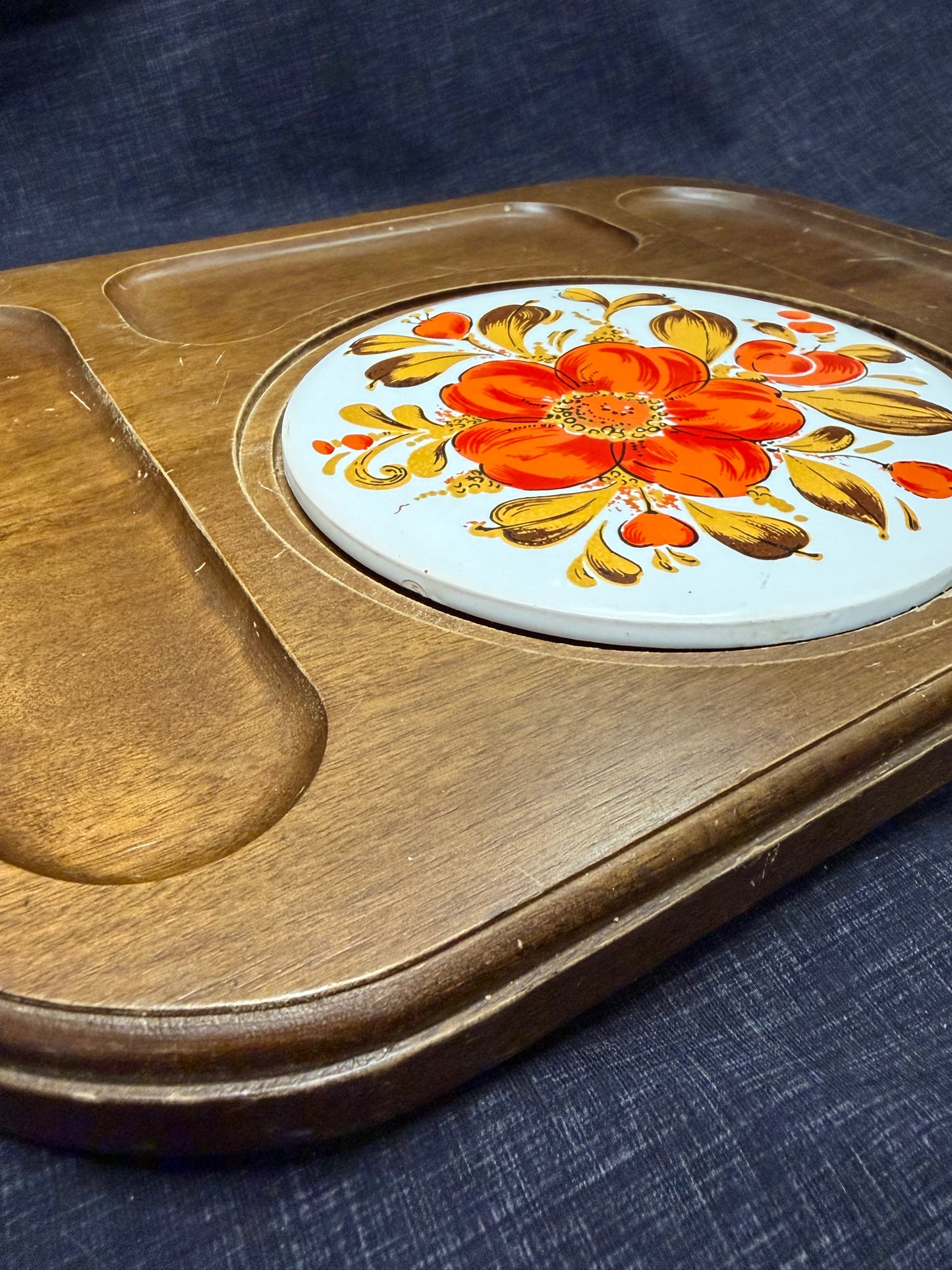 Planche à fromage / charcuteries vintage années 1970 – Bois et tuile céramique florale – Plateau apéritif rétro