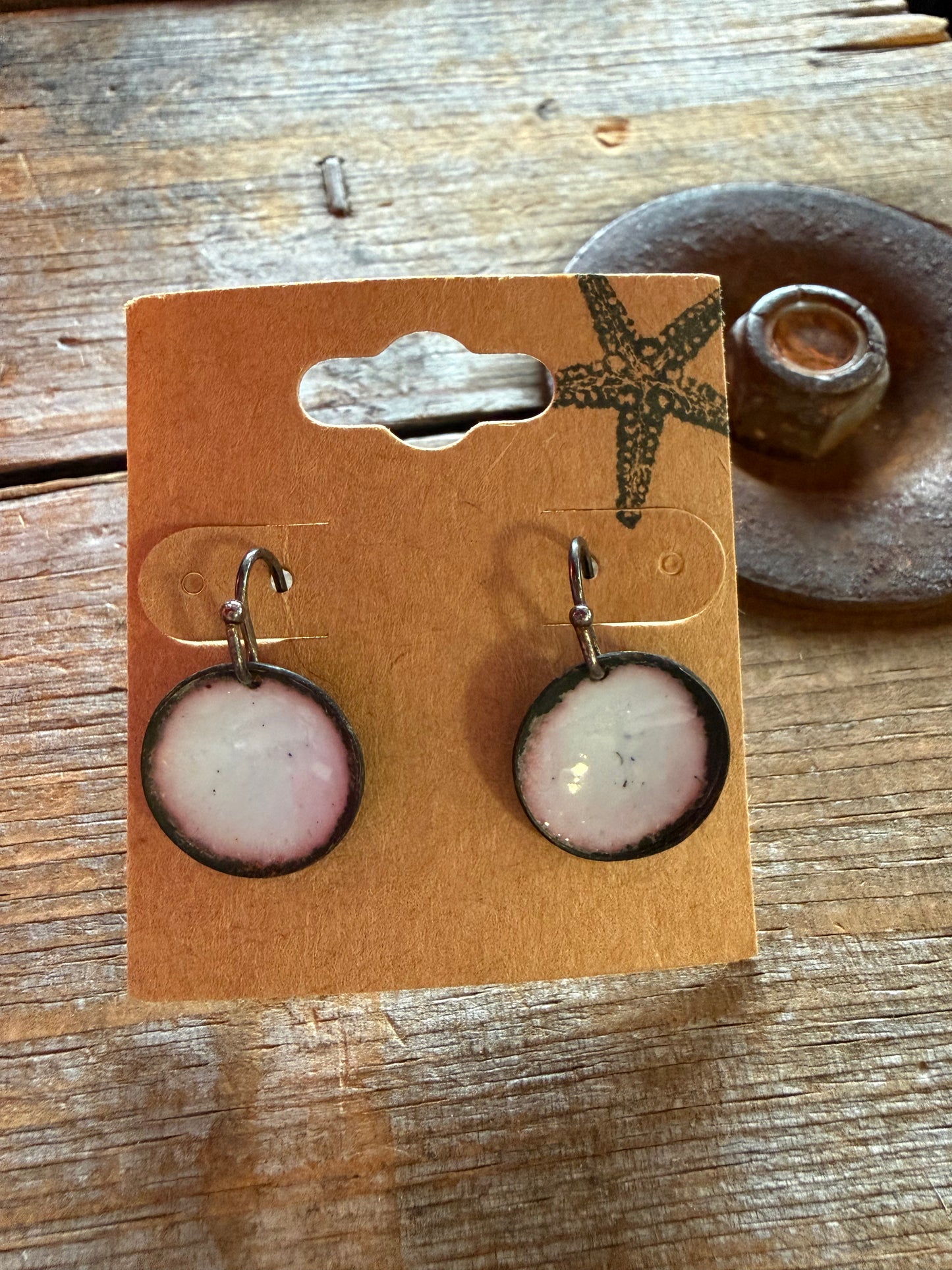 Boucles d’oreilles en émail sur cuivre par Nathalie Ampleman