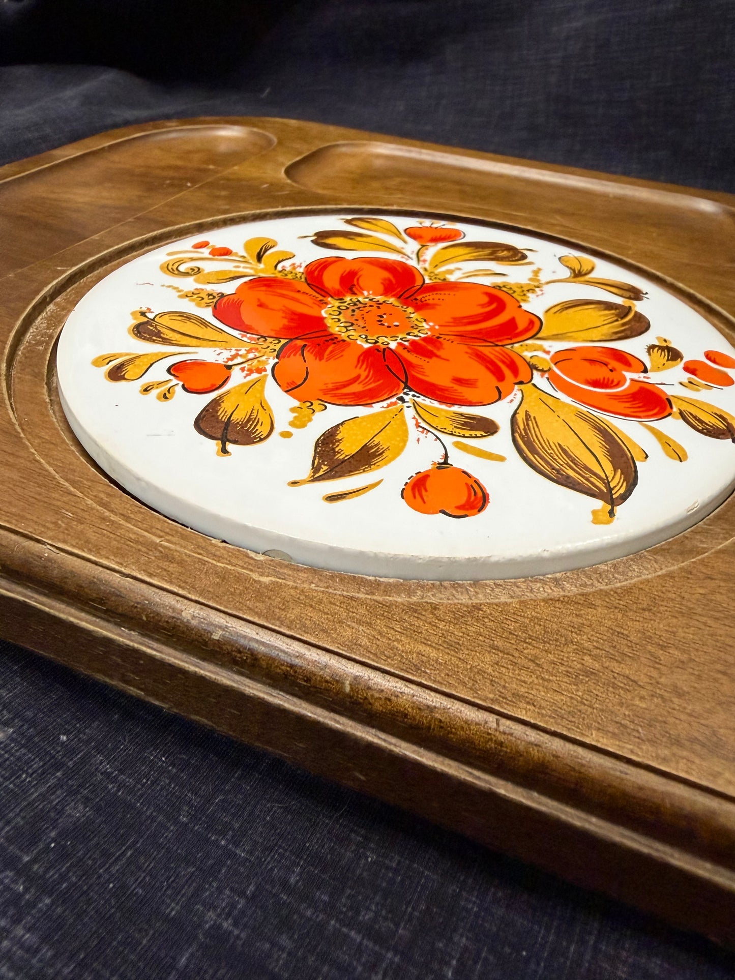 Planche à fromage / charcuteries vintage années 1970 – Bois et tuile céramique florale – Plateau apéritif rétro