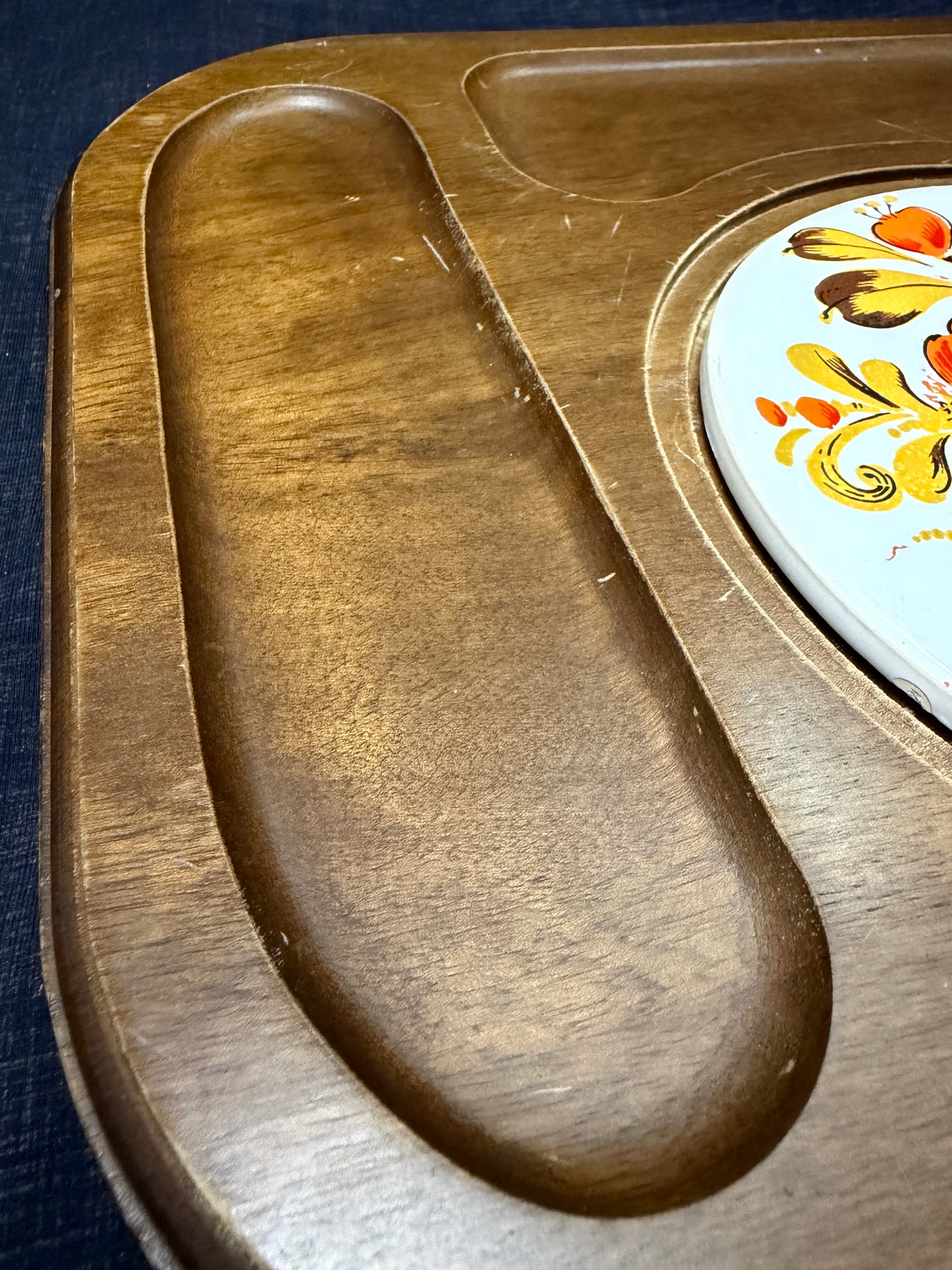 Planche à fromage / charcuteries vintage années 1970 – Bois et tuile céramique florale – Plateau apéritif rétro
