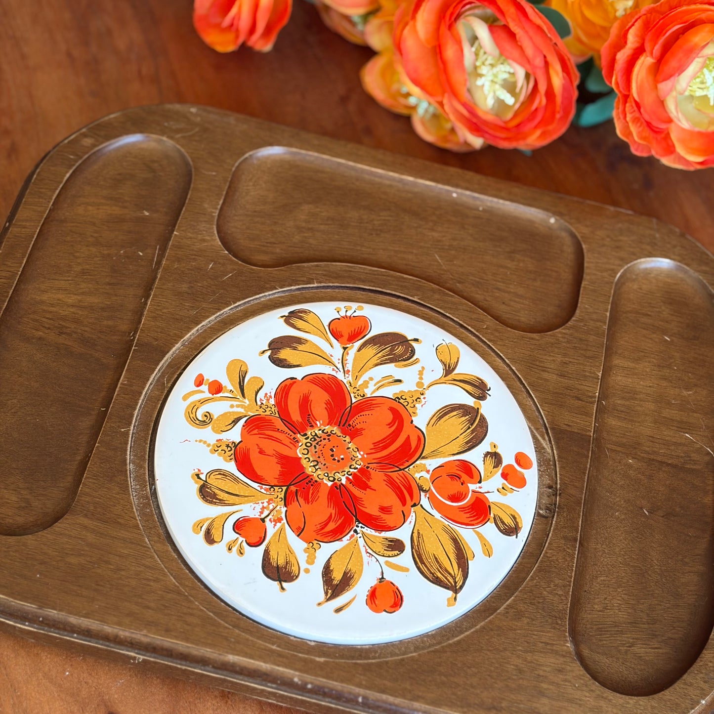 Planche à fromage / charcuteries vintage années 1970 – Bois et tuile céramique florale – Plateau apéritif rétro