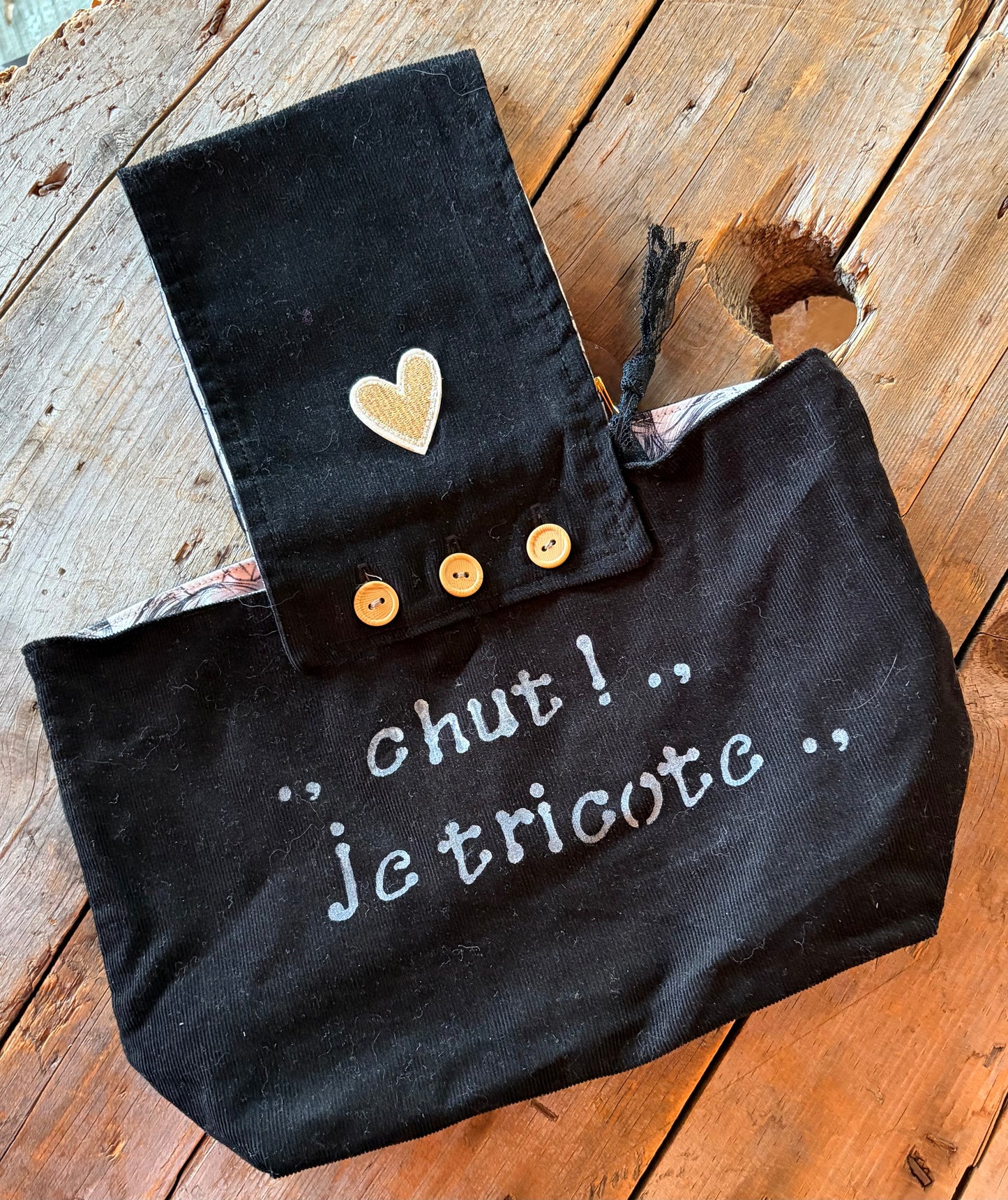 Sac à projet par Simone Gagné - #1 Chut je tricote Intérieur princesses NB