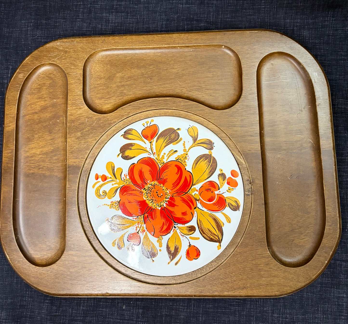Planche à fromage / charcuteries vintage années 1970 – Bois et tuile céramique florale – Plateau apéritif rétro