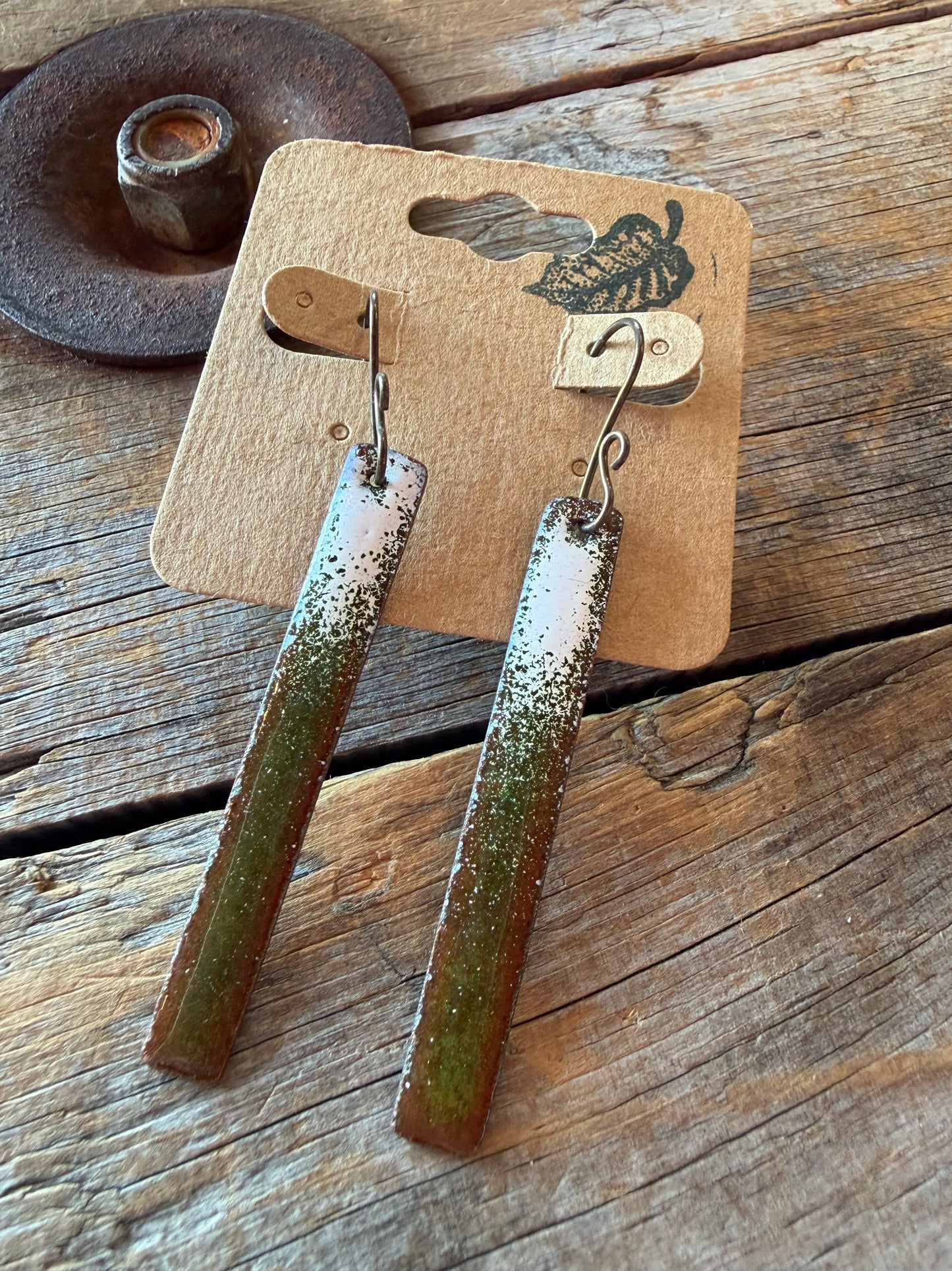 Boucles d’oreilles en émail sur cuivre par Nathalie Ampleman