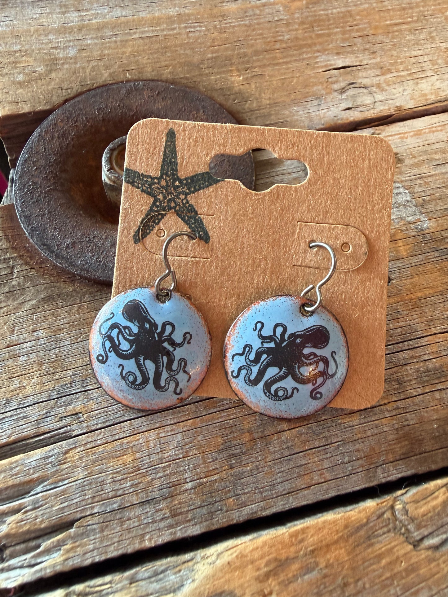 Boucles d’oreilles en émail sur cuivre par Nathalie Ampleman