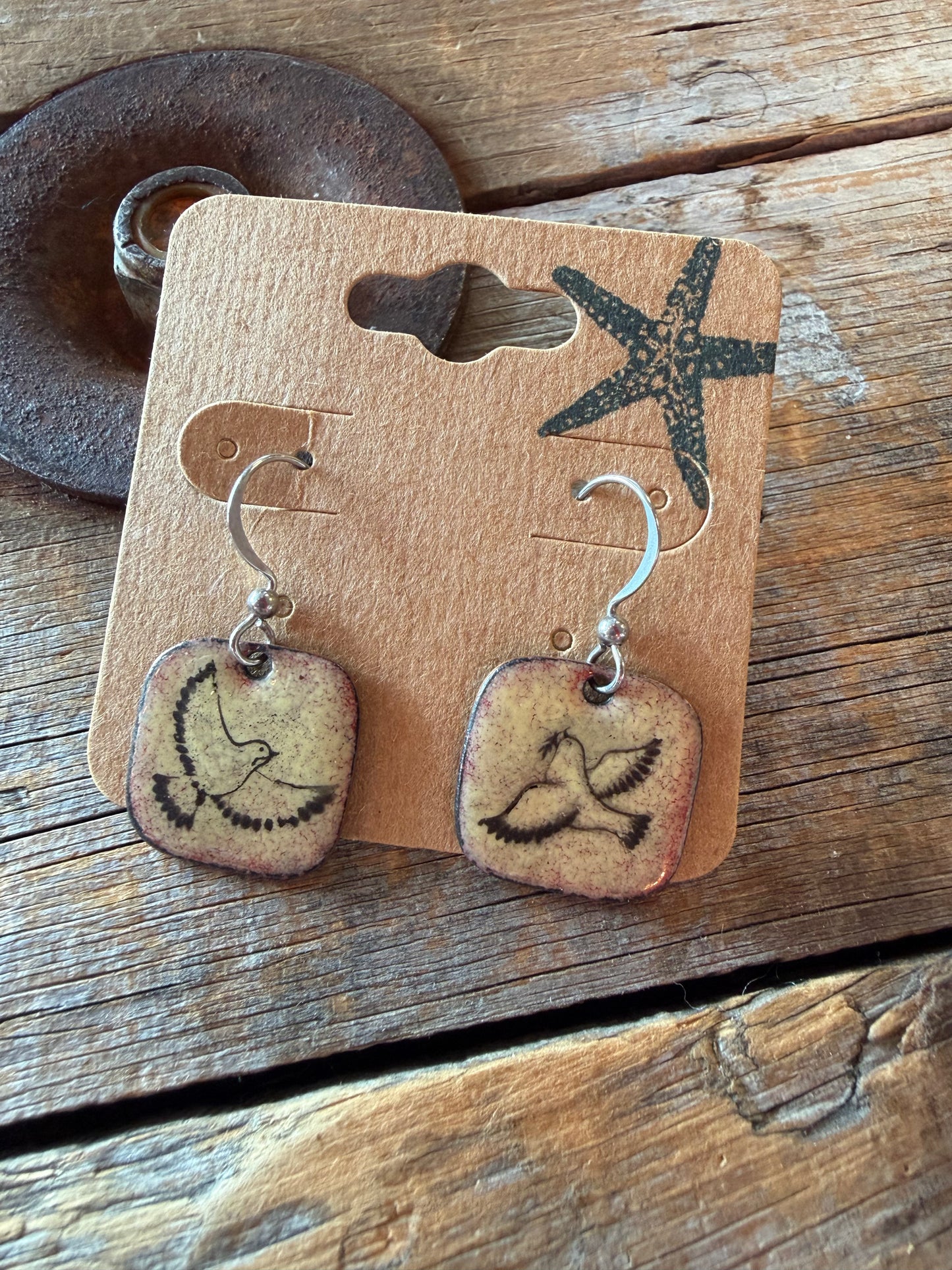 Boucles d’oreilles en émail sur cuivre par Nathalie Ampleman