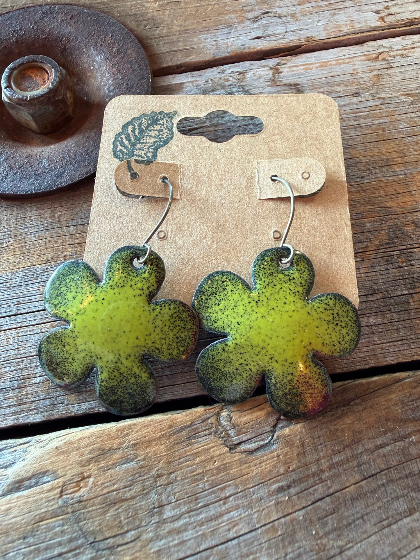 Boucles d’oreilles en émail sur cuivre par Nathalie Ampleman