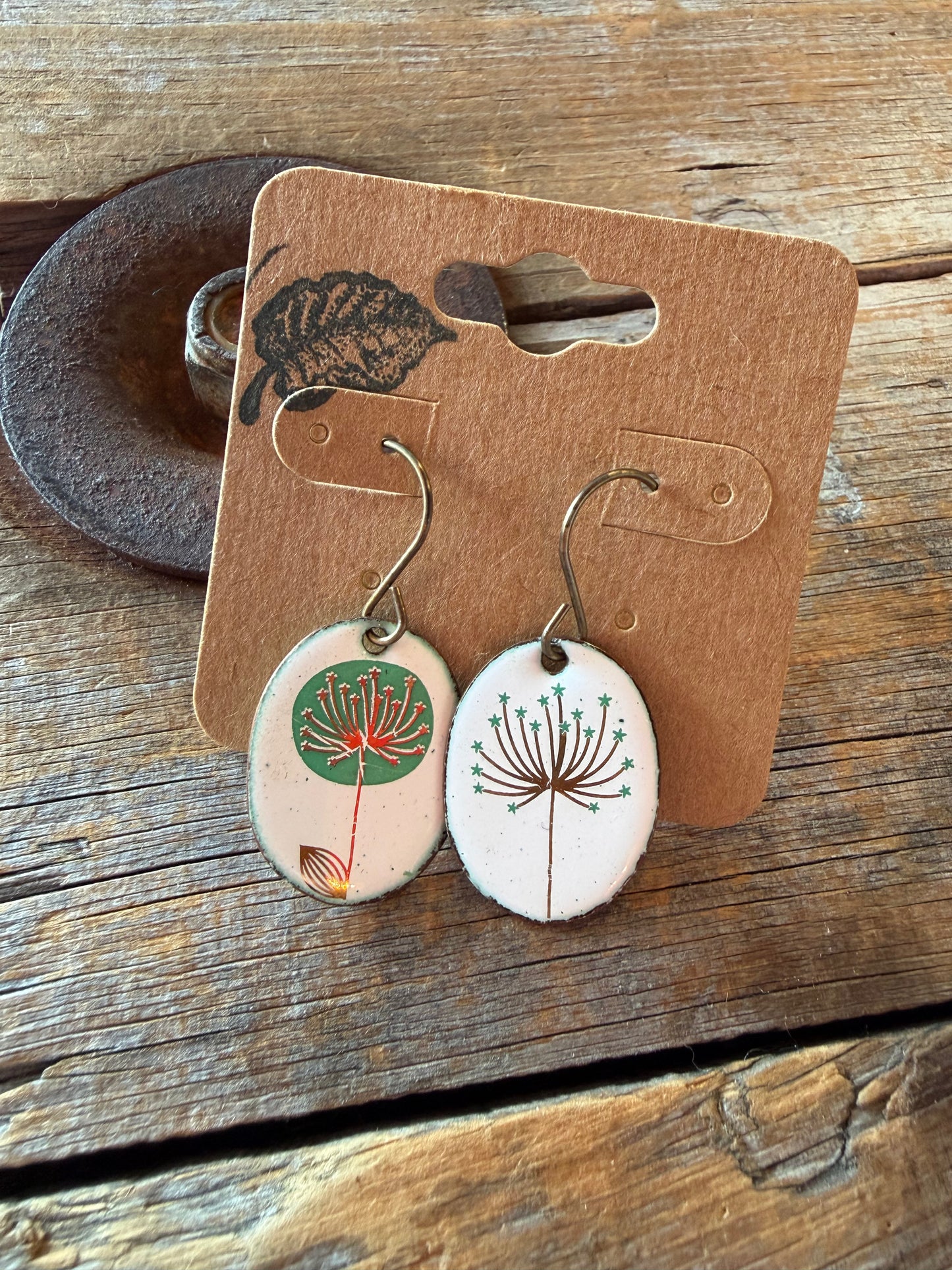 Boucles d’oreilles en émail sur cuivre par Nathalie Ampleman
