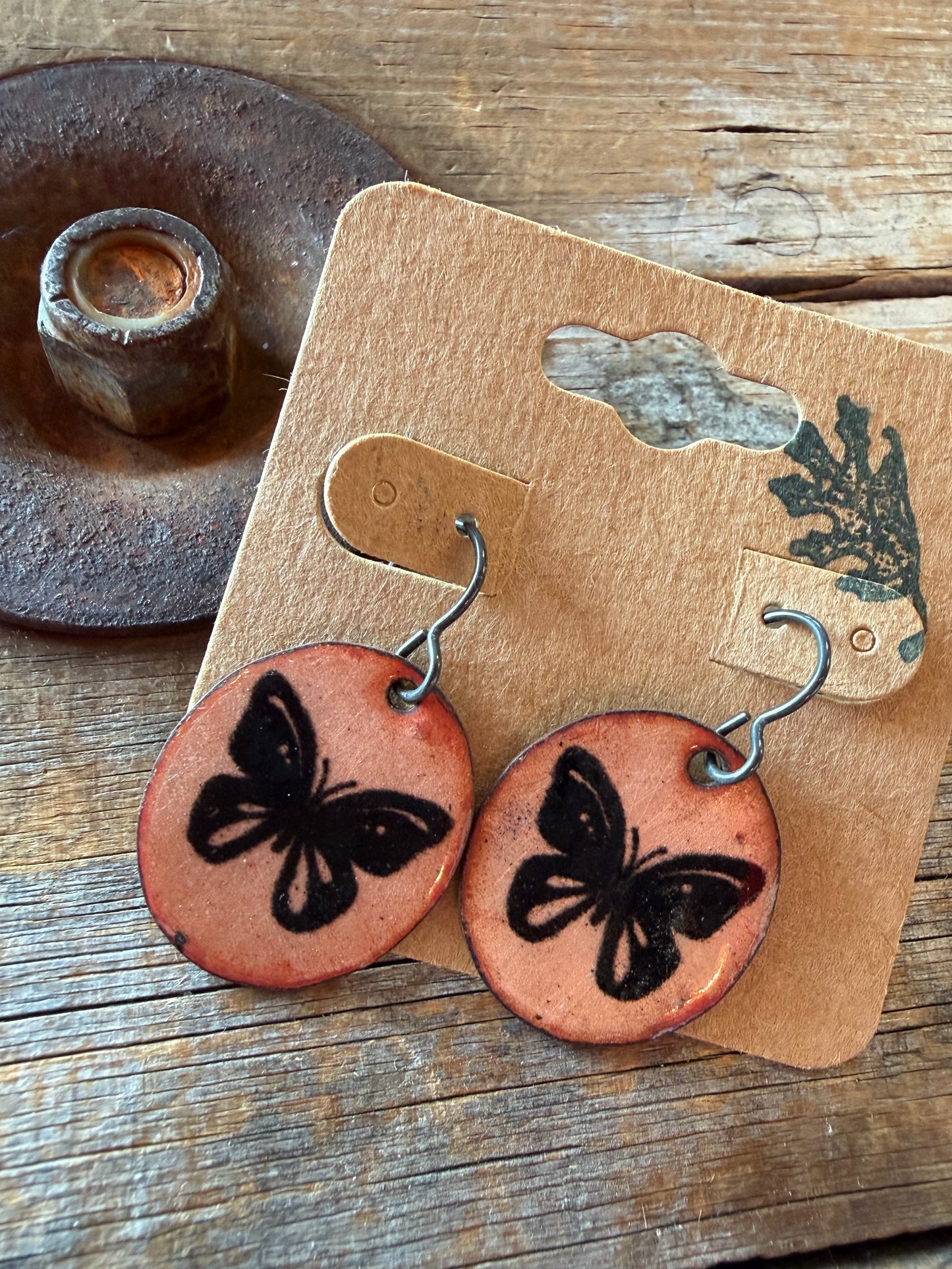 Boucles d’oreilles en émail sur cuivre par Nathalie Ampleman