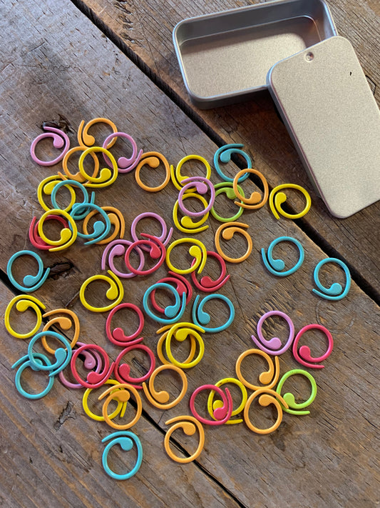 Marqueurs de mailles dans boite métallique - 50x spirales