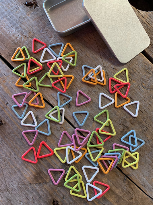 Marqueurs de mailles dans boite métallique - 50x triangles