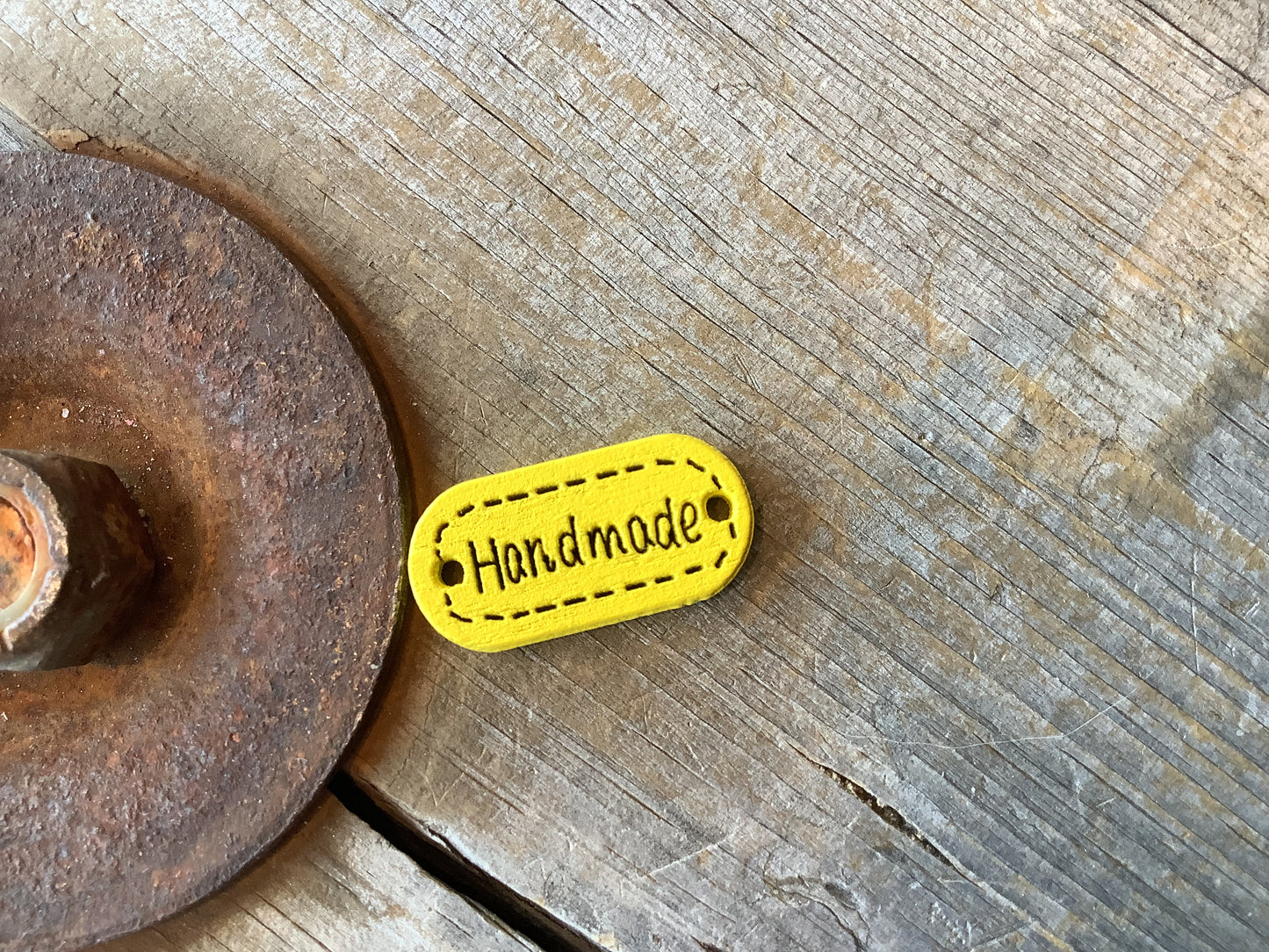 Étiquettes « Handmade » en bois, colorées - Colored wood labels