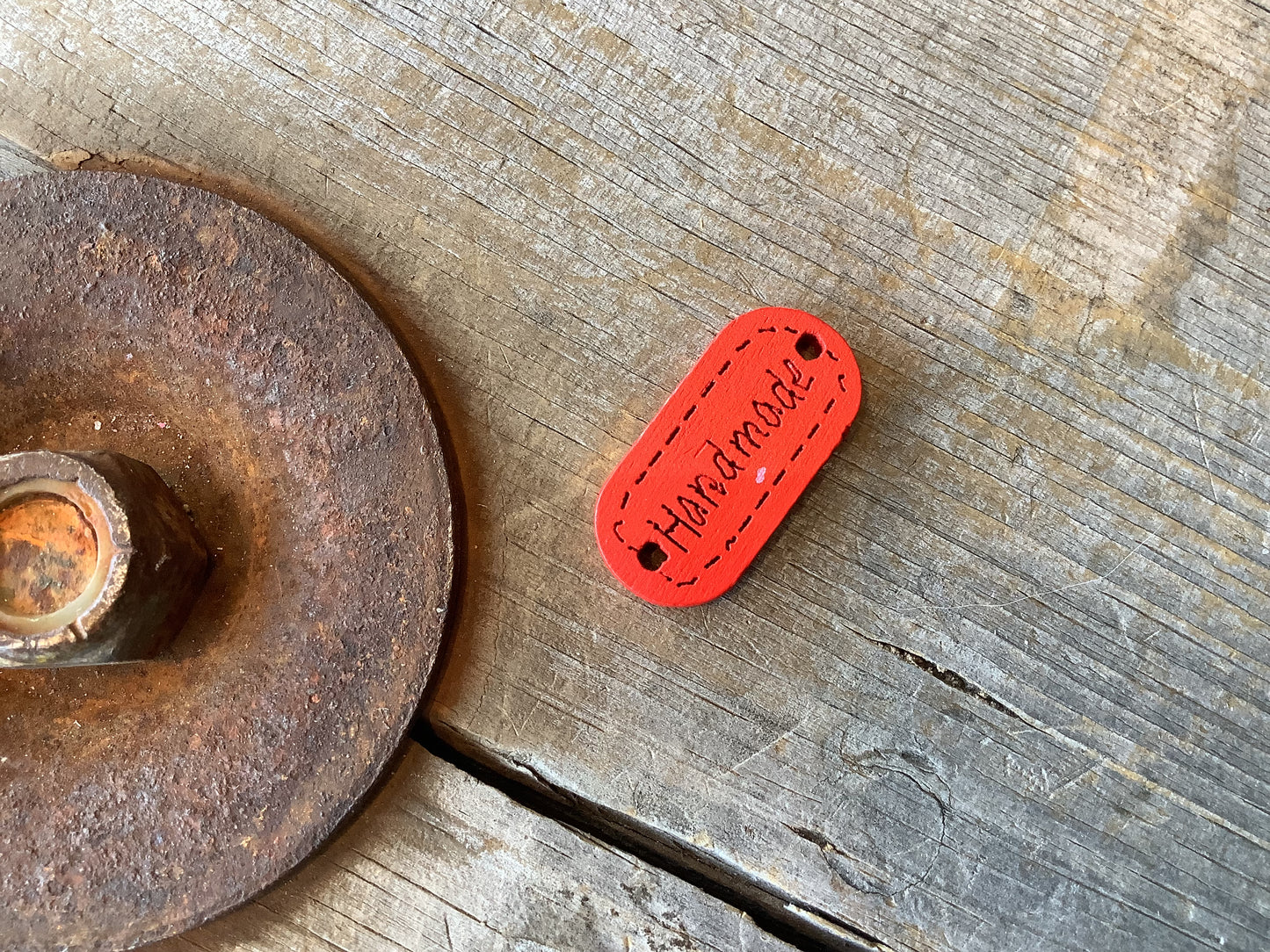 Étiquettes « Handmade » en bois, colorées - Colored wood labels